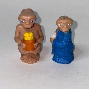 Vintage 1982 Set of ET Plastic Figures with flowers and robe and beer Universal